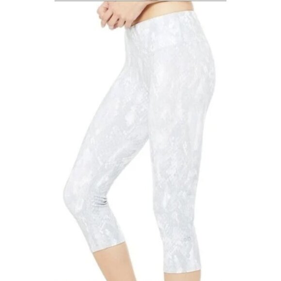 ALO Yoga Pants - ALO YOGA Airbrush Capri Crop Leggings in Vapor White Python - Size XS